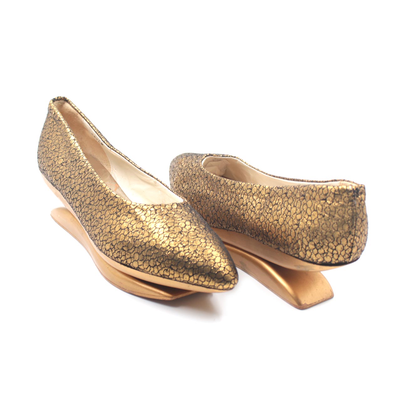 Vintage Beth Levine Black & Gold Kabuki Shoes Carved Gold Wooden 60s ...